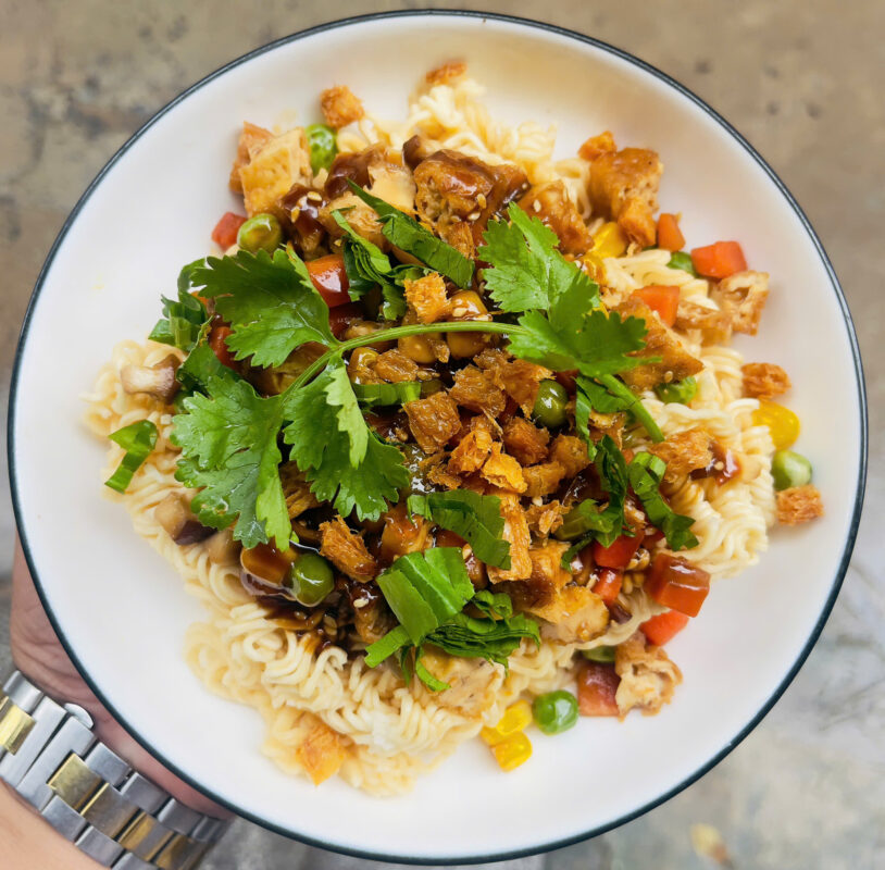 Mỳ Trộn Sốt Tương Đen Chay