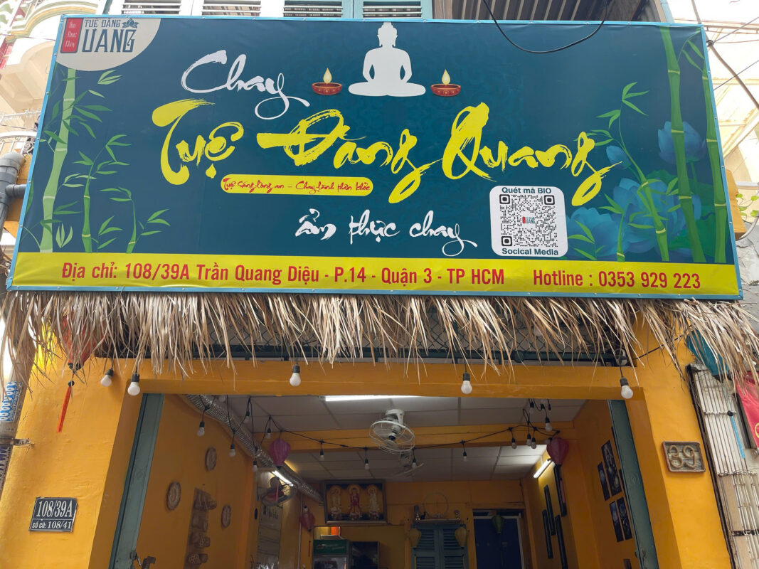 Quận 3, TP.HCM, nổi tiếng với nhiều quán ăn đa dạng, nhưng đối với những người yêu thích ẩm thực thuần chay, Tuệ Đăng Quang là điểm đến không thể bỏ qua. Quán nằm tại 108/39A Trần Quang Diệu, Phường 14, nổi bật với bữa ăn thuần chay tinh khiết, không sử dụng tỏi và ngũ vị tân,