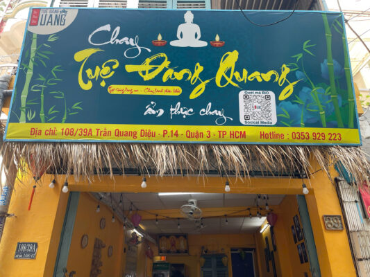 Quận 3, TP.HCM, nổi tiếng với nhiều quán ăn đa dạng, nhưng đối với những người yêu thích ẩm thực thuần chay, Tuệ Đăng Quang là điểm đến không thể bỏ qua. Quán nằm tại 108/39A Trần Quang Diệu, Phường 14, nổi bật với bữa ăn thuần chay tinh khiết, không sử dụng tỏi và ngũ vị tân,